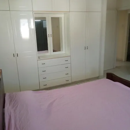 5 Bedroom House For Good Price In Livadia, Easy Access To The Sea And Сasa de vacaciones