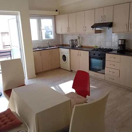 5 Bedroom House For Good Price In Livadia, Easy Access To The Sea And Сasa de vacaciones