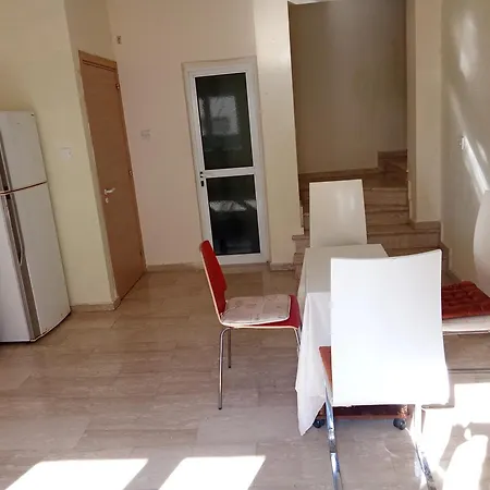 5 Bedroom House For Good Price In Livadia, Easy Access To The Sea And Сasa de vacaciones