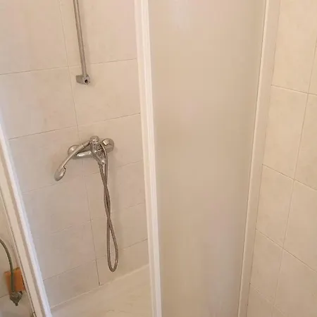 5 Bedroom House For Good Price In Livadia, Easy Access To The Sea And Casa vacanze *
